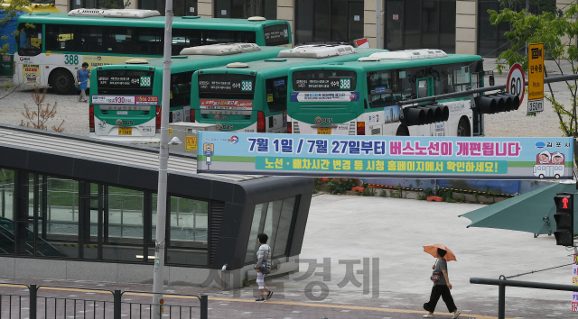 1일 경기도 김포시 한강신도시의 한 시내버스 차고지 앞에 300인 이상 버스 업체의 주 52시간 근무 시행에 따른 버스노선 개편을 알리는 현수막이 걸려 있다. /김포=오승현기자