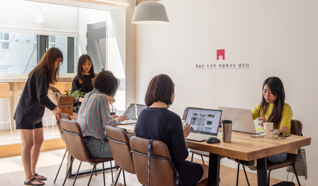 1일 서울 마포구 아이디어스 크래프트랩에서 입주 작가들이 업무를 보고 있다. 백패커는 수공예 작가를 양성하고 지원하기 위해 독립된 개인 작업실과 공용 작업실, 촬영 스튜디오, 클래스 룸 등 다양한 공간을 갖춘 아이디어스 크래프트랩 1호점을 열었다. /사진제공=백패커