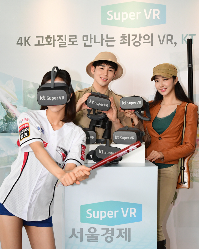 KT 모델들이 1일 서울 광화문 KT스퀘어에서 국내 최초 4K 무선 VR(가상현실) 서비스 'KT, Super VR'을 선보이고 있다. KT 슈퍼 VR은 작년 11월 '세계 최초 모바일 VR IPTV'로 선보였던 기가라이브TV의 단말 사양을 업그레이드하고 콘텐츠 라인업을 강화한 서비스다./권욱기자 2019.07.01