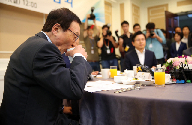 이해찬 더불어민주당 대표가 1일 여의도 국회 본관에서 열린 초월회 오찬 간담회에서 물을 마시고 있다. /연합뉴스