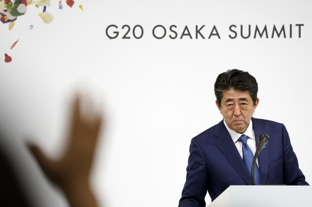 아베 신조 일본 총리가 주요 20개국(G-20) 정상회의가 열린 지난달 29일 오사카에서 기자회견을 열고 있다. /오사카=EPA연합뉴스