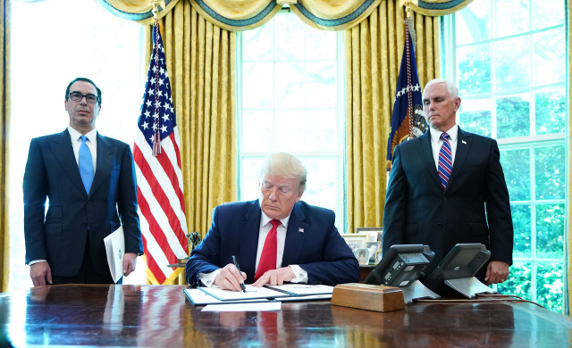 도널드 트럼프(가운데) 미국 대통령이 지난달 24일(현지시간) 백악관에서 마이크 펜스(오른쪽) 부통령과 스티븐 므누신 재무장관이 지켜보는 가운데 이란에 대한 추가 제재 행정명령에 서명하고 있다. /워싱턴DC=AFP연합뉴스