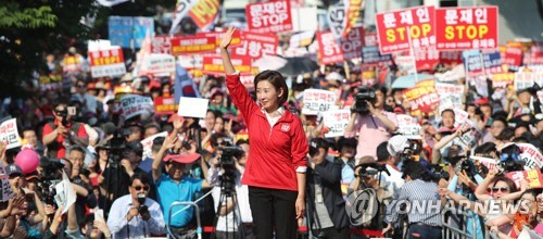 5월11일 대구에서 열린 장외집회에서 지지자들에게 인사하는 자유한국당 나경원 원내대표 /연합뉴스