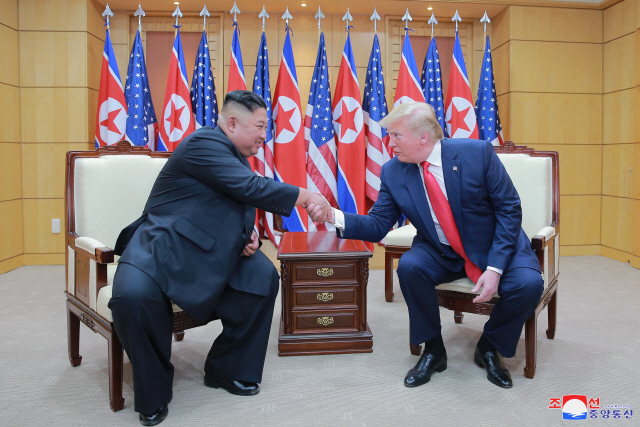 지난달 30일 오후 판문점 자유의 집에서 도널드 트럼프 미국 대통령과 북한 김정은 국무위원장이 악수하고 있다./판문점 조선중앙통신=연합뉴스