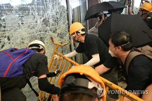 입법회 청사 유리벽 깨는 시위대/연합뉴스=AFP