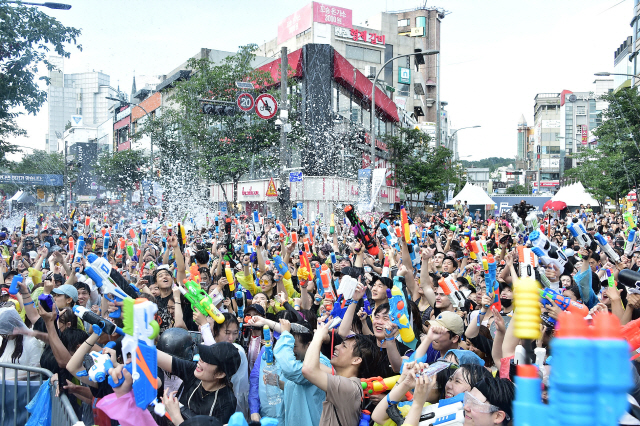 지난해 열린 6회 신촌 물총축제 /사진제공=서대문구