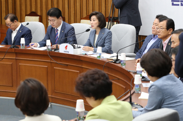 한국당이 2일 오전 원내대책회의를 열고 회의하고 있다./연합뉴스