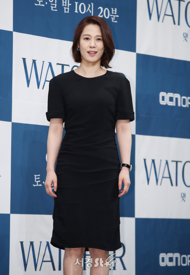 배우 김현주가 2일 서울 논현동 임피리 얼팰리스 서울에서 열린 OCN 새 토일 드라마 ‘WATCHER(왓쳐/극본 한상운, 연출 안길호)’ 제작발표회에서 포토타임을 갖고 있다.