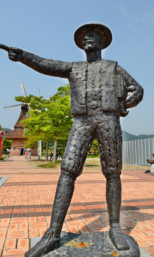 헨드릭 하멜의 고향인 네덜란드 호린험시에서 기증한 하멜 동상이 하멜기념관 앞에 우뚝 서 있다.