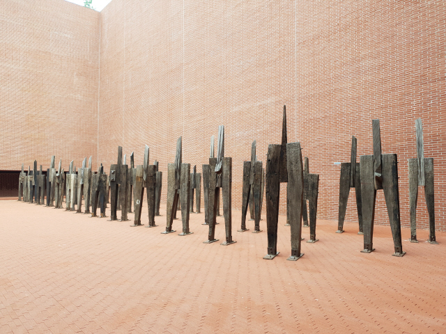 서소문성지역사박물관 내 하늘정원에 설치된 조각가 정현의 ‘서 있는 사람들’