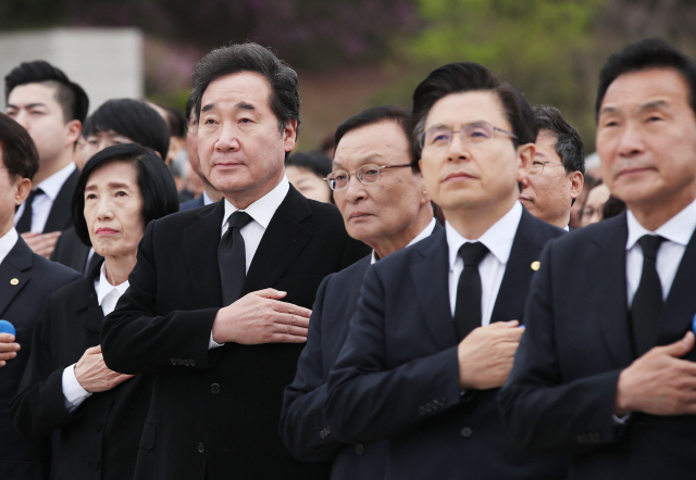 이낙연(왼쪽 두번째) 국무총리와 황교안(오른쪽 두번째) 자유한국당 대표가 지난 4월 19일 서울 강북구 국립4.19민주묘지에서 열린 제59주년 4·19혁명 기념식에서 국민의례를 하고 있다. /연합뉴스