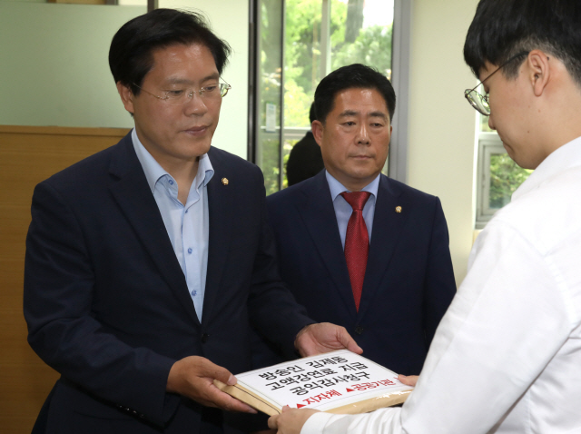 자유한국당 송석준 의원(왼쪽)과 김규환 의원이 2일 서울 종로구 감사원에 ‘방송인 김제동 고액 강연료 지급 공익감사청구’를 하고 있다. /연합뉴스