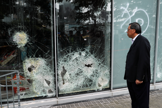 [사진] 홍콩 초유의 '의사당 점거'…후폭풍 우려