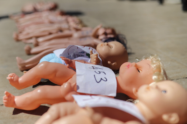 모로코 국회 의사당 앞에 낙태 찬성자들이 가져다 놓은 아기 인형들/AP연합뉴스