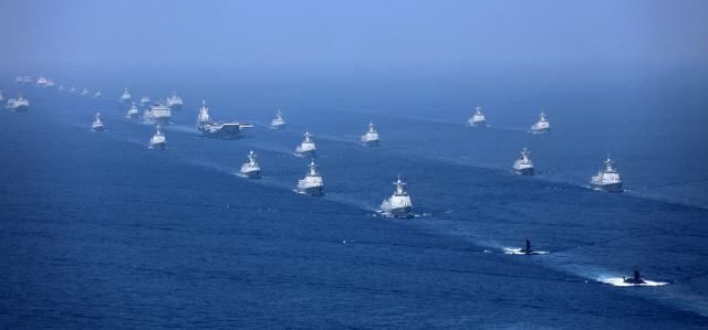 지난해 4월 남중국해에서 진행된 사상 최대규모의 해상열병식(관함식)에서 항공모함 랴오닝함을 중심에 둔 중국 함대가 무력을 과시하고 있다. /신화연합뉴스