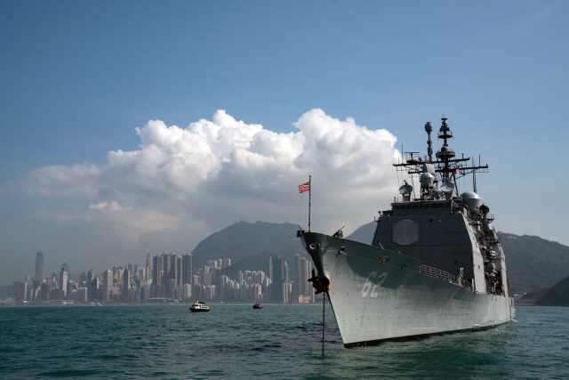 미국이 남중국해 패권을 강화하기 위해 자국 군함의 이 해역 순찰을 확대한 가운데 지난해 11월 순양함 챈슬러즈빌호가 홍콩항에 정박중이다.  /블룸버그