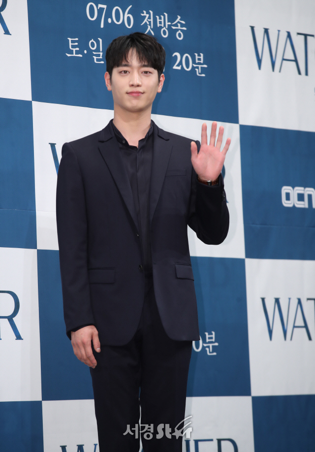 배우 서강준이  2일 서울 논현동 임피리 얼팰리스 서울에서 열린 OCN 새 토일 드라마 ‘WATCHER(왓쳐/극본 한상운, 연출 안길호)’ 제작발표회에서 포토타임을 갖고 있다.