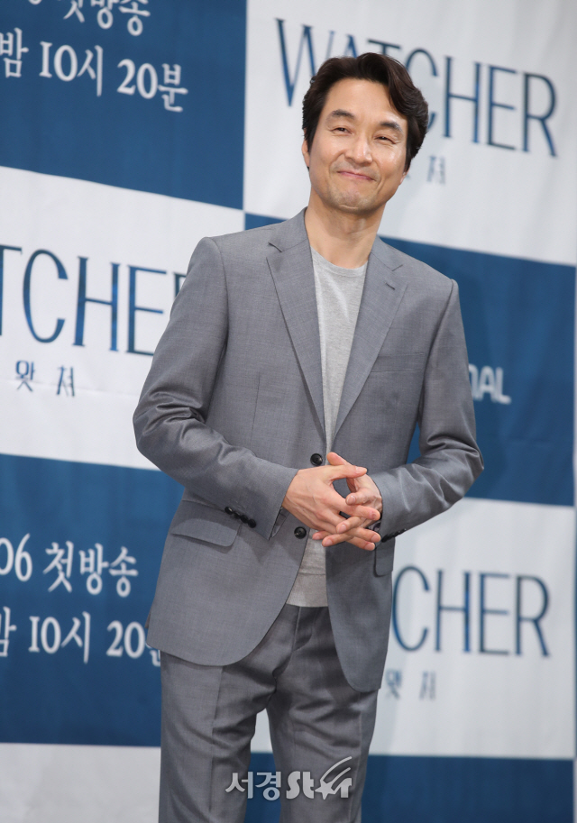 배우 한석규가 2일 서울 논현동 임피리 얼팰리스 서울에서 열린 OCN 새 토일 드라마 ‘WATCHER(왓쳐/극본 한상운, 연출 안길호)’ 제작발표회에서 포토타임을 갖고 있다.