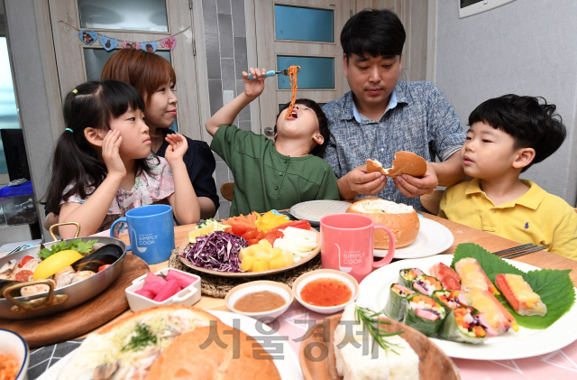김명필·이승목 부부가 아이들과 함께 심플리쿡 제품들로 차린 저녁 식사를 하고 있다./성형주기자
