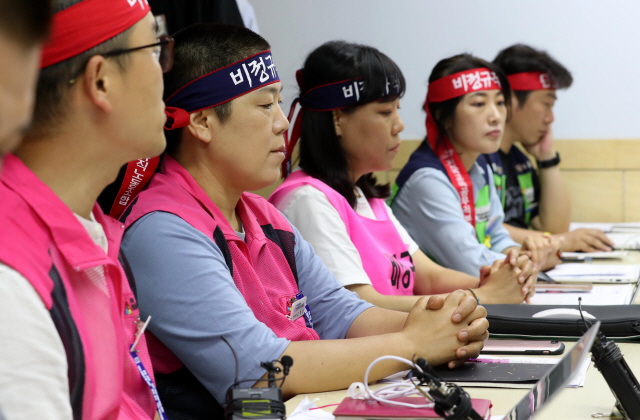 학교비정규직 파업을 하루 앞둔 2일 서울 강남 스마트워크센터에서 학교비정규직연대회의 위원들이 교육당국자들과의 회의를 기다리고 있다.  /연합뉴스