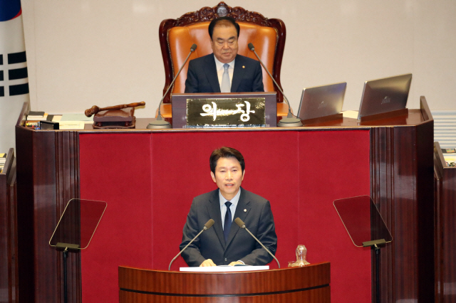 이인영 더불어민주당 원내대표가 3일 국회 본회의장에서 교섭단체 대표연설을 하고 있다. /연합뉴스