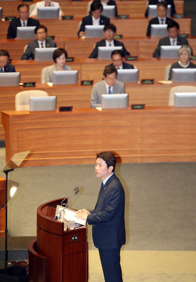 이인영 더불어민주당 원내대표가 3일 오전 열린 국회 본회의에서 교섭단체 대표 연설을 하고 있다./연합뉴스