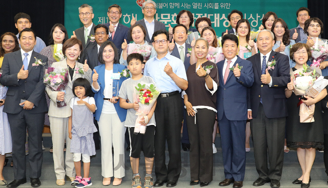 함영주(앞줄 오른쪽 세번째) 하나금융나눔재단 이사장이 지난 2일 서울 명동 하나금융그룹 사옥 대강당에서 열린 ‘제11회 하나다문화가정대상’ 시상식에서 진선미(″왼쪽 두번째) 여성가족부장관, 김인순(″오른쪽 네번째) 해밀학교 이사장 등 참가자들과 함께 기념촬영을 하고 있다. /사진제공=하나금융그룹