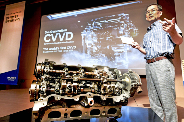 하경표 현대자동차 연구위원이 3일 현대모터스튜디오 고양에서 현대·기아차가 세계 최초로 개발한 CVVD 기술이 적용된 ‘스마트스트림 G1.6 T-GDi’ 엔진에 대해 설명하고 있다. /사진제공=현대차