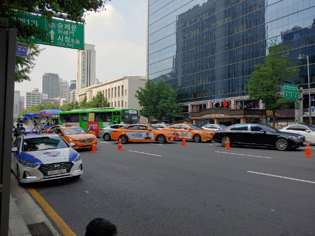 3일 서울 세종대로 코리아나호텔 앞 구간에서 차량이 서행하고 있다.   /변재현기자