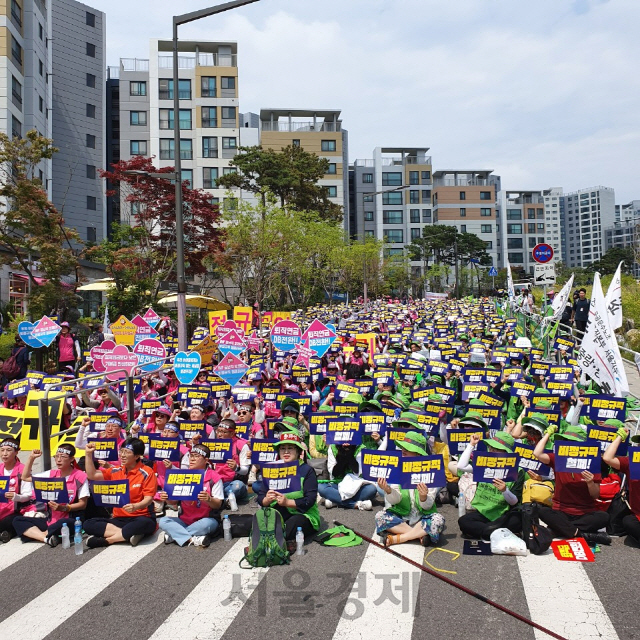 학교비정규직연대회의 서울지부 조합원들이 3일 오전 서울시교육청 앞 거리에서 ‘비정규직 철폐’가 적힌 피켓을 들고 구호를 외치고 있다. /이희조기자