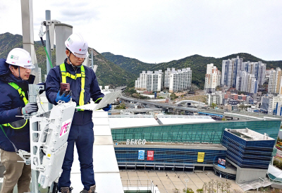 벡스코와 LG유플러스가 통신 인프라·서비스 제공 계약을 맺었다. LG유플러스 직원들이 벡스코에서 통신망을 점검하고 있다./사진제공=벡스코