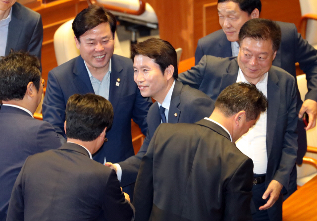 이인영 더불어민주당 원내대표가 3일 국회 본회의장에서 교섭단체 대표연설을 마친 뒤 동료의원들의 축하를 받고 있다. /연합뉴스