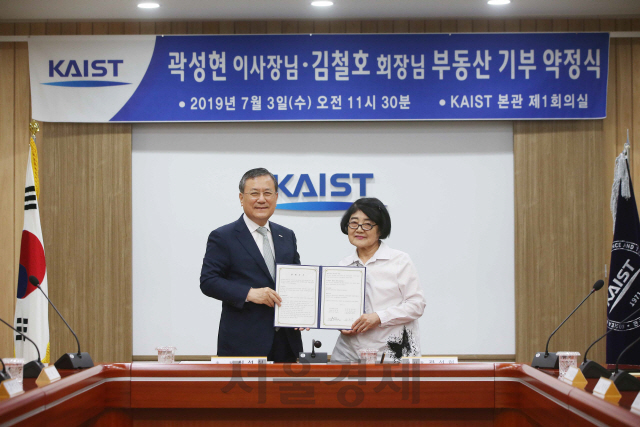 한국링컨협회 곽성현(사진 오른쪽) 이사장이 KAIST 신성철(〃왼쪽) 총장에게 기부를 약정하고 있다. 사진제공=KAIST
