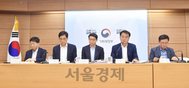 방기선(오른쪽 두번째) 기획재정부 차관보가 지난 1일 정부세종청사에서 ‘2019년 하반기 경제정책방향 사전 브리핑’을 주재하고 모두발언을 하고 있다. /사진제공=기획재정부