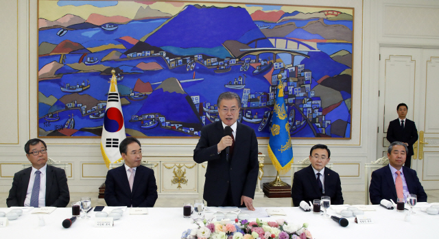 문재인 대통령이 3일 낮 청와대에서 열린 한국교회 주요 교단장 초청 오찬 간담회에서 발언하고 있다. 왼쪽부터 대한예수교장로회 고신 김성복 목사, 대한예수교장로회 합동 이승희 목사, 문 대통령, 대한예수교장로회 통합 림형석 목사, 기독교한국침례회 박종철 목사. /연합뉴스