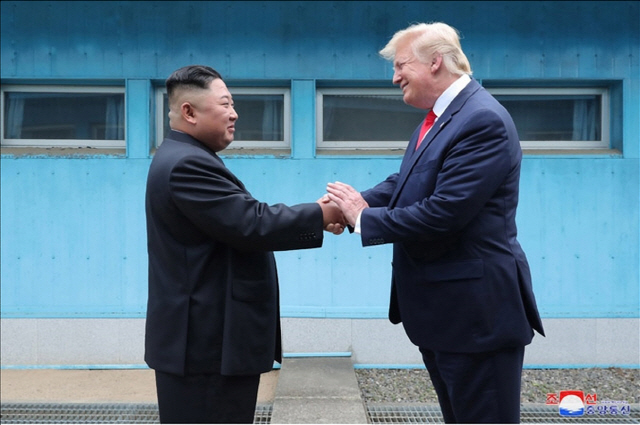 김정은(왼쪽) 북한 국무위원장과 도널드 트럼프 미국 대통령이 지난달 30일 판문점에서 만나 악수하고 있다. /연합뉴스