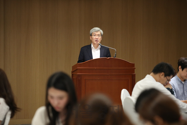 고승범 금융통화위원이 3일 한국은행 본관에서 기자간담회를 열고 금융안정에 대해 설명하고 있다./사진제공=한은