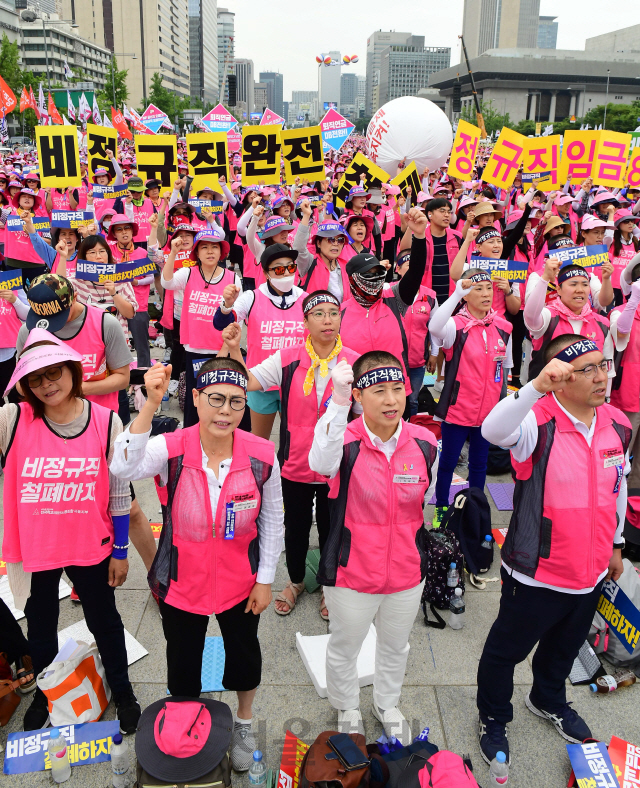 공공부문 비정규직 근로자 6만여 명이 정규직 전환과 처우개선을 요구하면서 총파업에 들어간 3일 서울 광화문광장에서 참석자들이 차별철폐 등을 촉구하는 결의 대회를 열고 있다./권욱기자