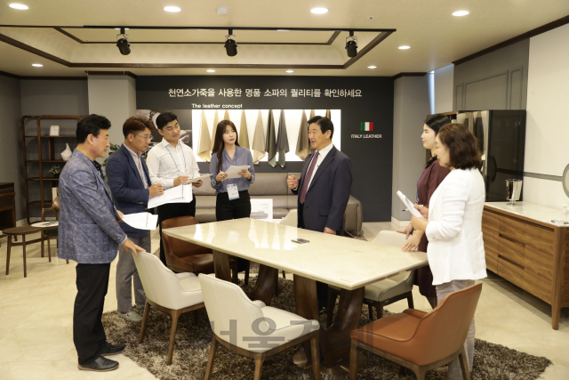 김경수 에몬스가구 회장이 3일 인천 본사에서 품평회를 열고 참석자에게 제품을 설명하고 있다./사진제공=에몬스가구