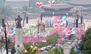 3일 서울 광화문광장에서 ‘공공부문 비정규직노동자 총파업 비정규직 철폐 전국노동자대회’의 사전 집회가 진행되고 있다./연합뉴스