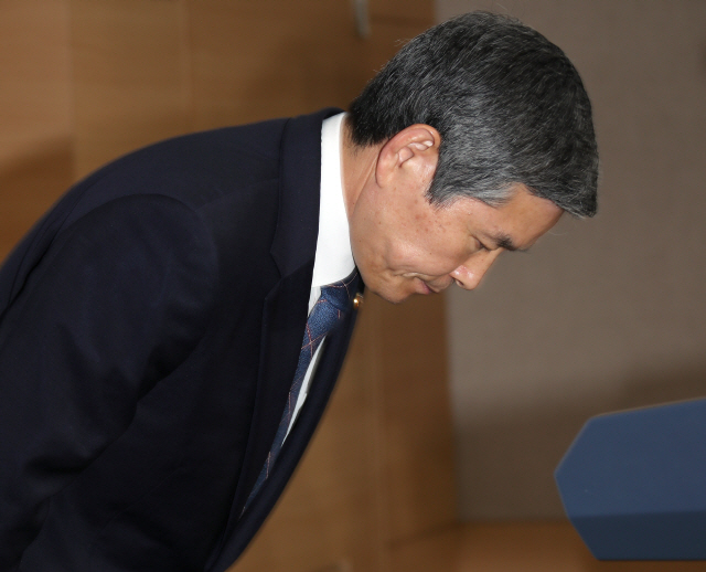 정경두 국방부 장관이 3일 정부서울청사에서 북한 소형 목선의 ‘삼척항 입항’ 사건에 대한 정부의 합동조사 결과를 발표하며 고개 숙여 사과하고 있다. /연합뉴스