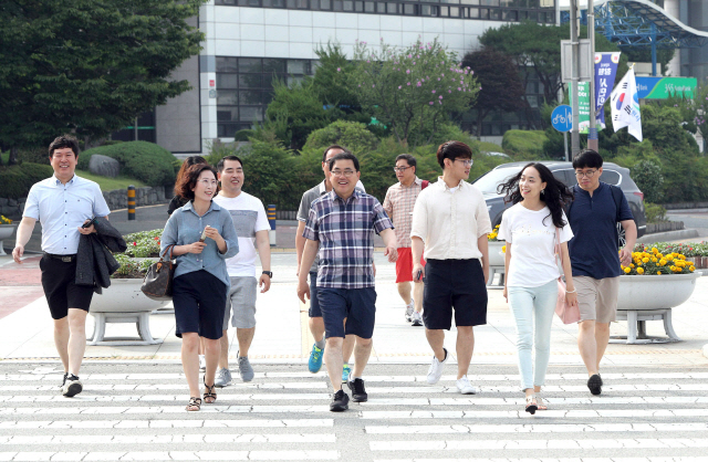 허성무(가운데 맨앞)창원시장이 3일 반바지와 운동화 차림으로 출근하고 있다. /사진제공=창원시