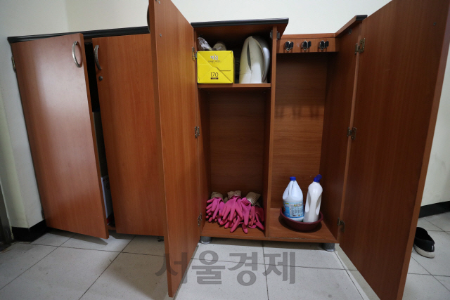 학교 비정규직 노동자들이 총파업에 나선 3일 오후 서울의 한 초등학교 급식실 조리원들의 청소도구함에 고무장갑이 쌓여있다./성형주기자