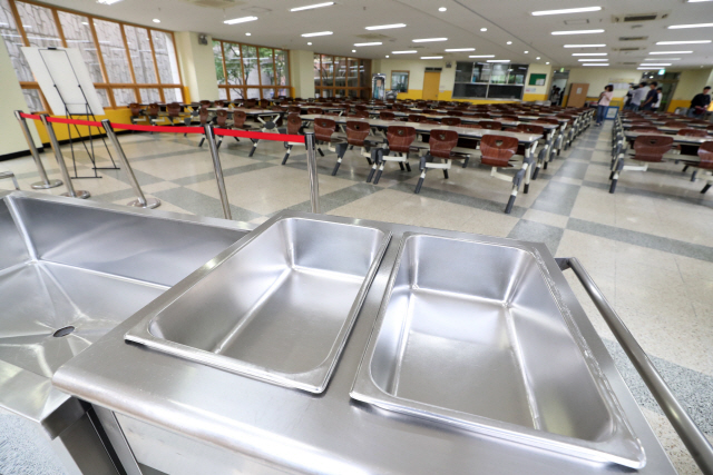 급식조리원과 돌봄전담사 등이 소속된 학교 비정규직 노조가 총파업에 들어간 3일 서울 시내 한 초등학교 급식실이 텅 비어 있다.