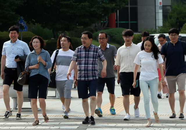 허성무 경남 창원시장(가운데)이 시청 공무원 반바지 출근 첫날인 3일 반바지 차림으로 직원들과 함께 시청으로 출근하고 있다./연합뉴스