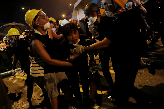 홍콩 경찰이 ‘범죄인 인도 법안’에 반대하는 입법회 점거 시위와 관련해 본격적으로 체포작전에 나섰다./REUTERS=연합뉴스