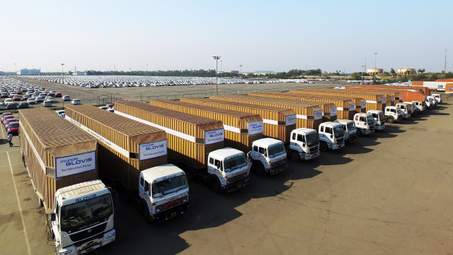 현대글로비스 인도 첸나이 법인에서 인도 북·서부로 완성차를 운송하는 트럭들이 대기하고 있다. /사진제공=현대글로비스