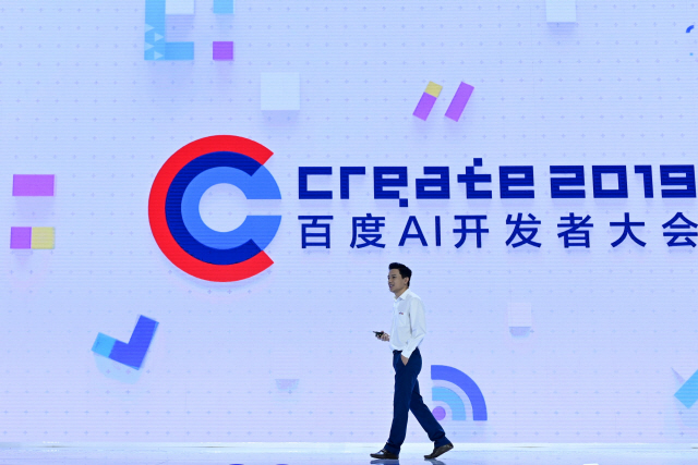 바이두 공동창립자이자 최고경영자(CEO)인 로빈 리가 지난 3일 중국 베이징에서 열린 인공지능(AI) 개발자대회 ‘바이두 크리에이트 2019’에 참석해 청중들에게 이야기하고 있다.     /AFP연합뉴스