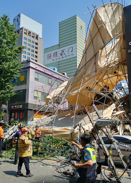 [종합] 신사역 건물 철거중 갑자기 '우르르' 2명 부상·2명 구조중