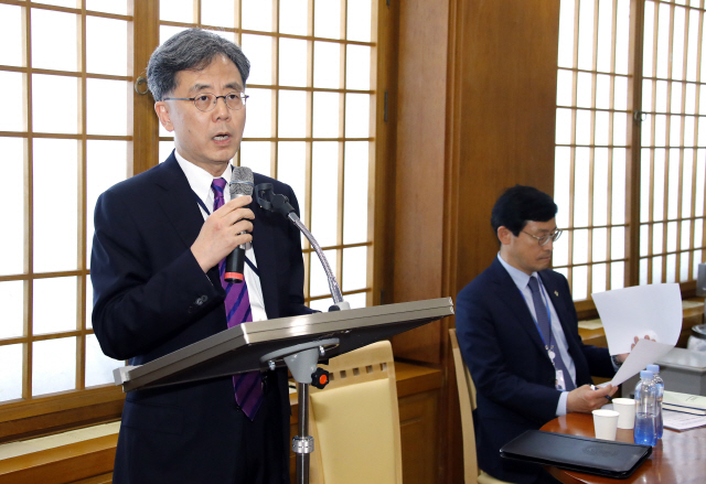 김현종 청와대 국가안보실 2차장이 지난 6월25일 오후 청와대 춘추관에서 브리핑을 통해 문재인 대통령이 오는 27일부터 29일까지 2박 3일 일정으로 일본 오사카에서 열리는 G20 정상회의에 참석한다고 밝히고 있다. /연합뉴스